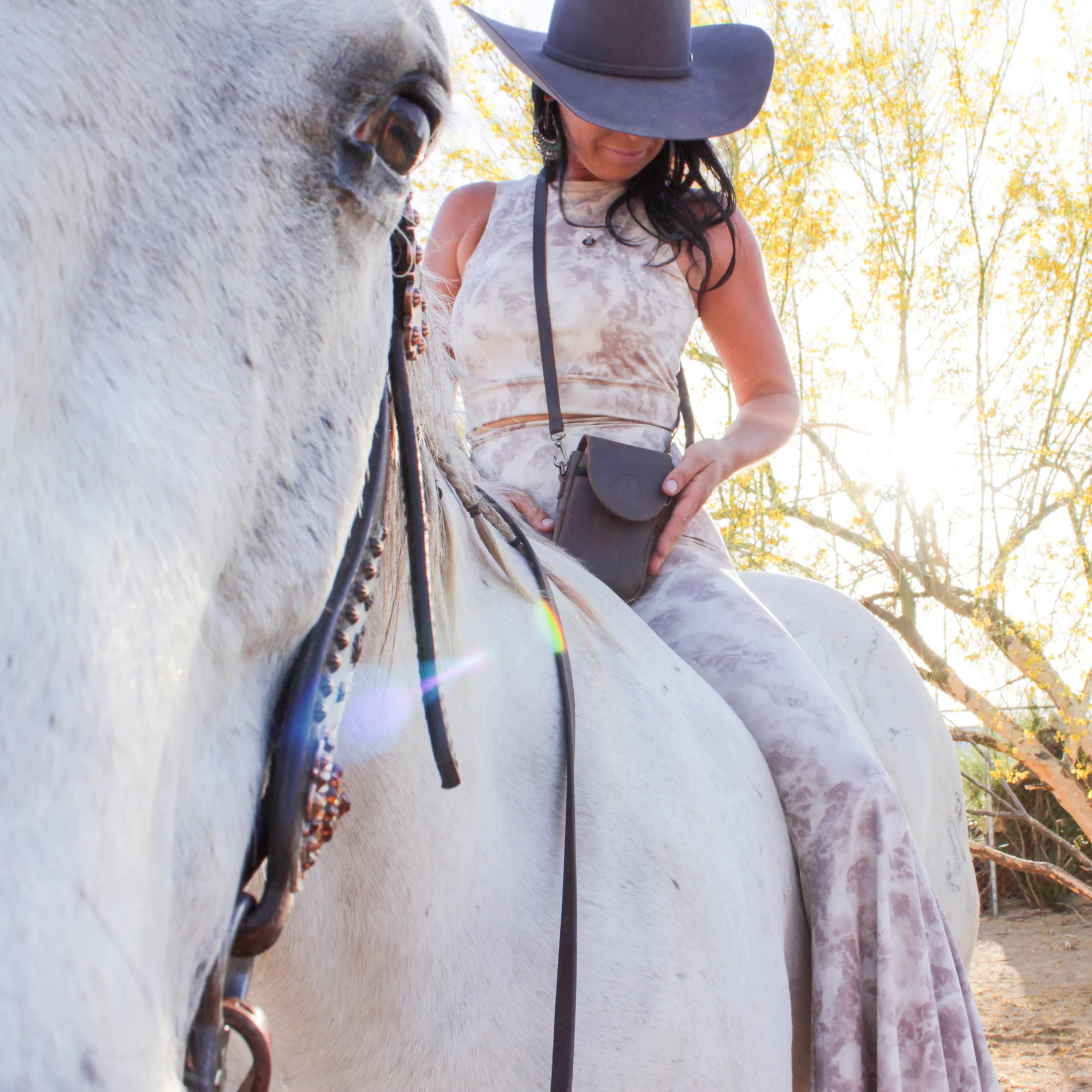 THE HORSE HOLSTER: PREMIUM LEATHER